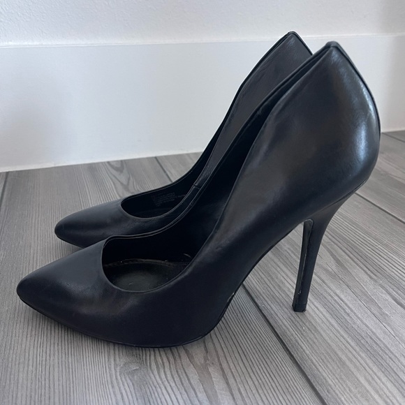 Steve Madden Classic Leather Black Heels - Picture 4 of 6